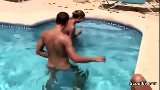 2 Geile Teeny lassen sich von Fremden im Urlaub ficken